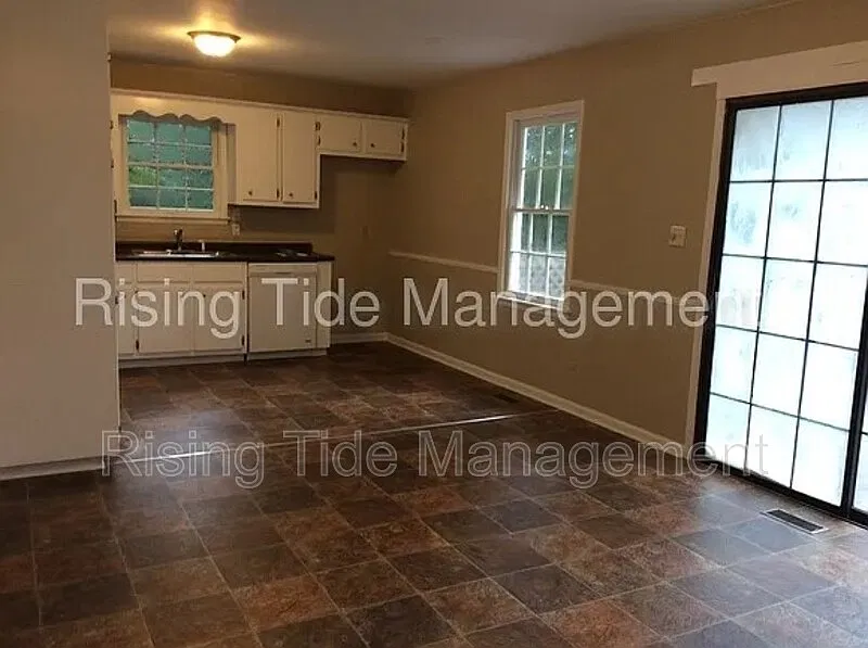 3 bed, 2.0 bath, 1300 sqft, $1,225 — Photo 3