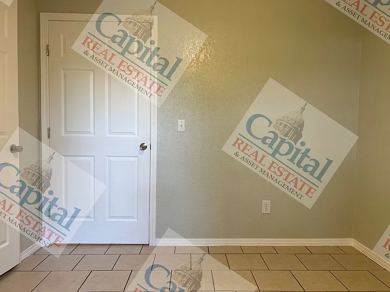 219 W Locust St — Photo 12