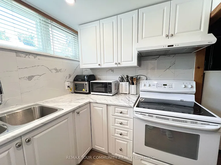 2 Pinemore Cres — Photo 4