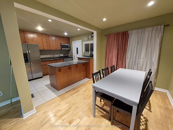 5th image of 98 Westbourne Ave
