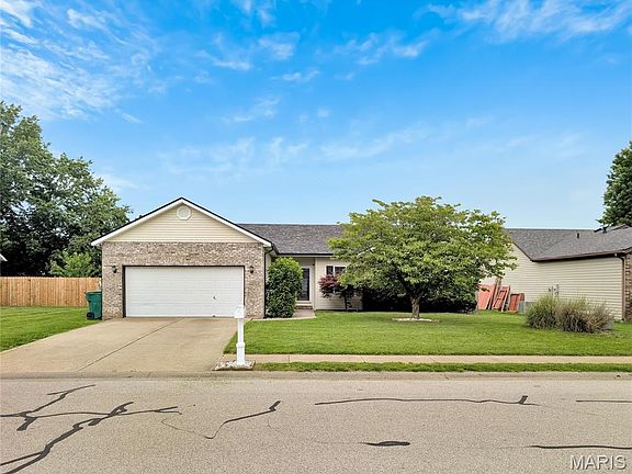2nd image of 806 Emerald Green Dr