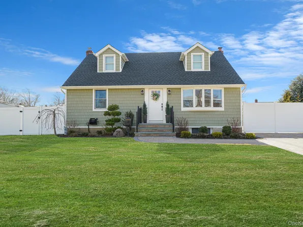 21 Adams Street N, Farmingdale, NY 11735