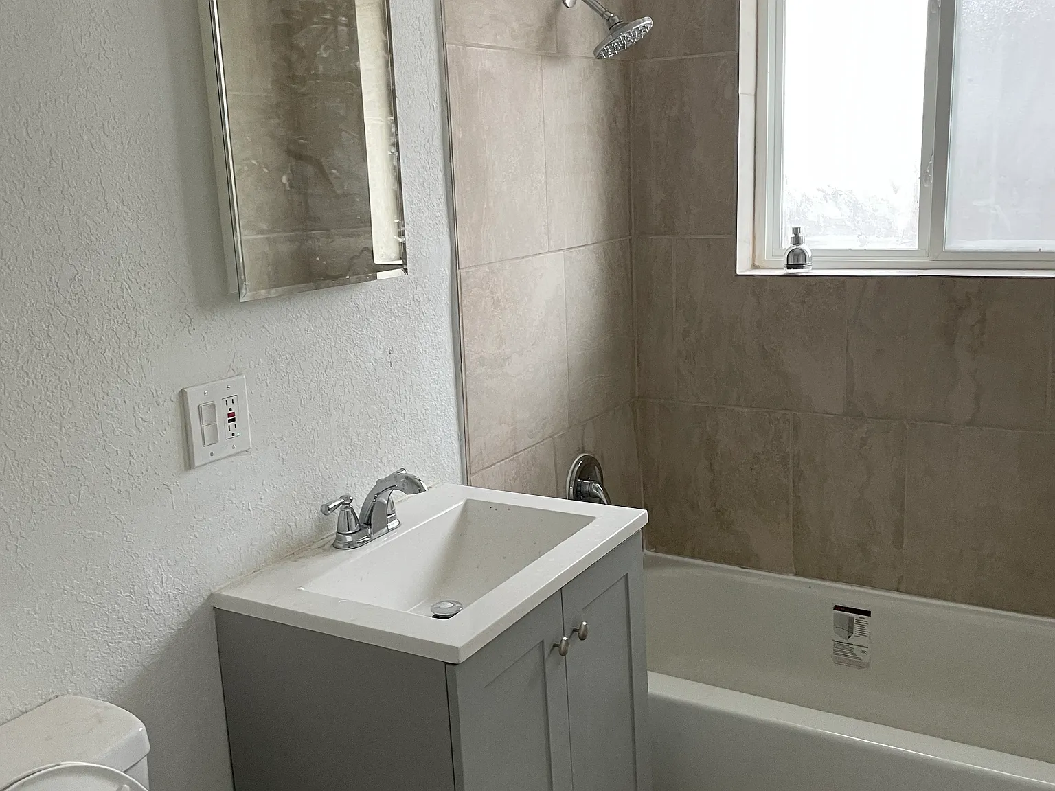 2 bed, 856 sqft, $1,900 — Photo 3