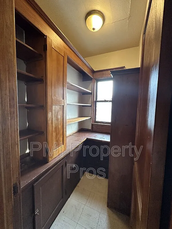 3 bed, 1.0 bath, 2500 sqft, $1,100 — Photo 4