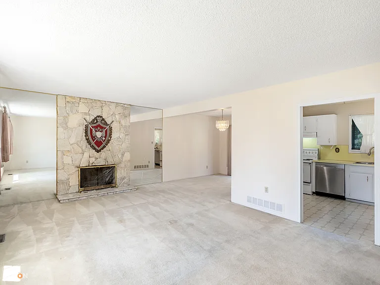 6191 Camsell Cres — Photo 19