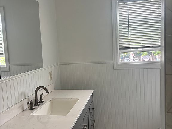 4th image of 75 Carleton Ave