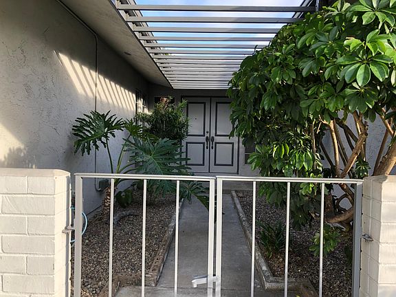 Entry way to front door