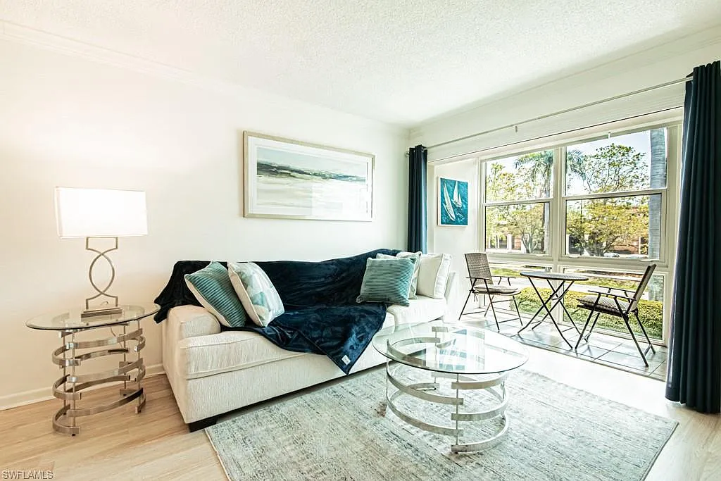 2 bed, 1.5 bath, 1000 sqft, $6,490 — Photo 4