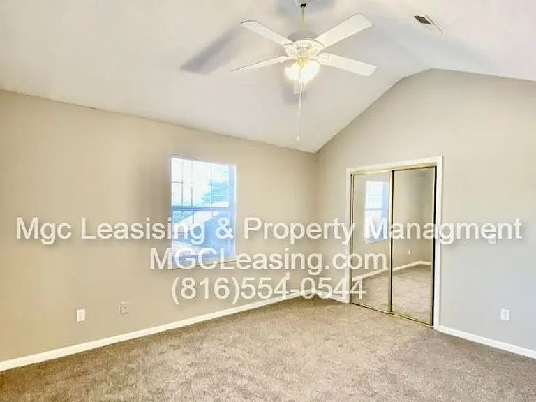 1012 NE Whispering Winds Ct — Photo 8