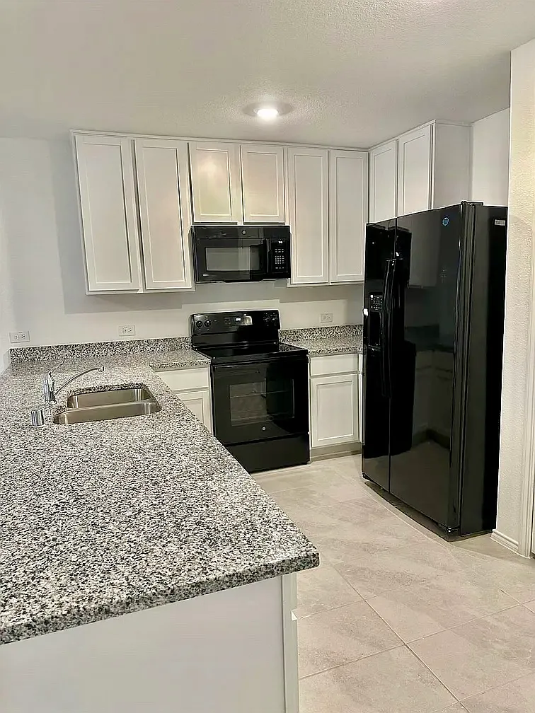 4 bed, 1600 sqft, $2,248 — Photo 3