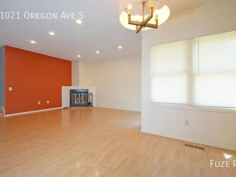 11021 Oregon Ave S — Photo 2