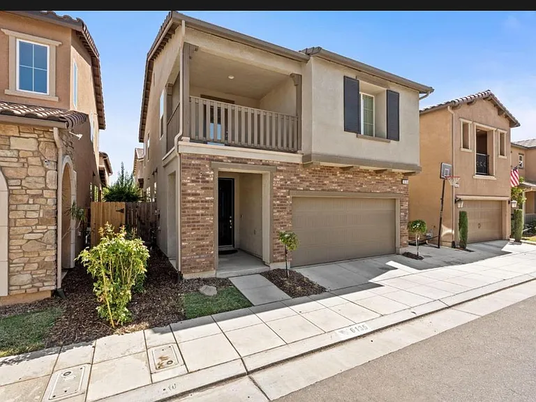 6135 E Bishop Ln — Photo 2