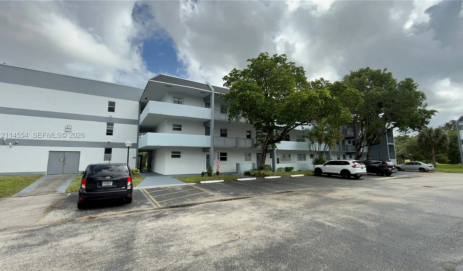 Sands Point Condominium I — Photo 1