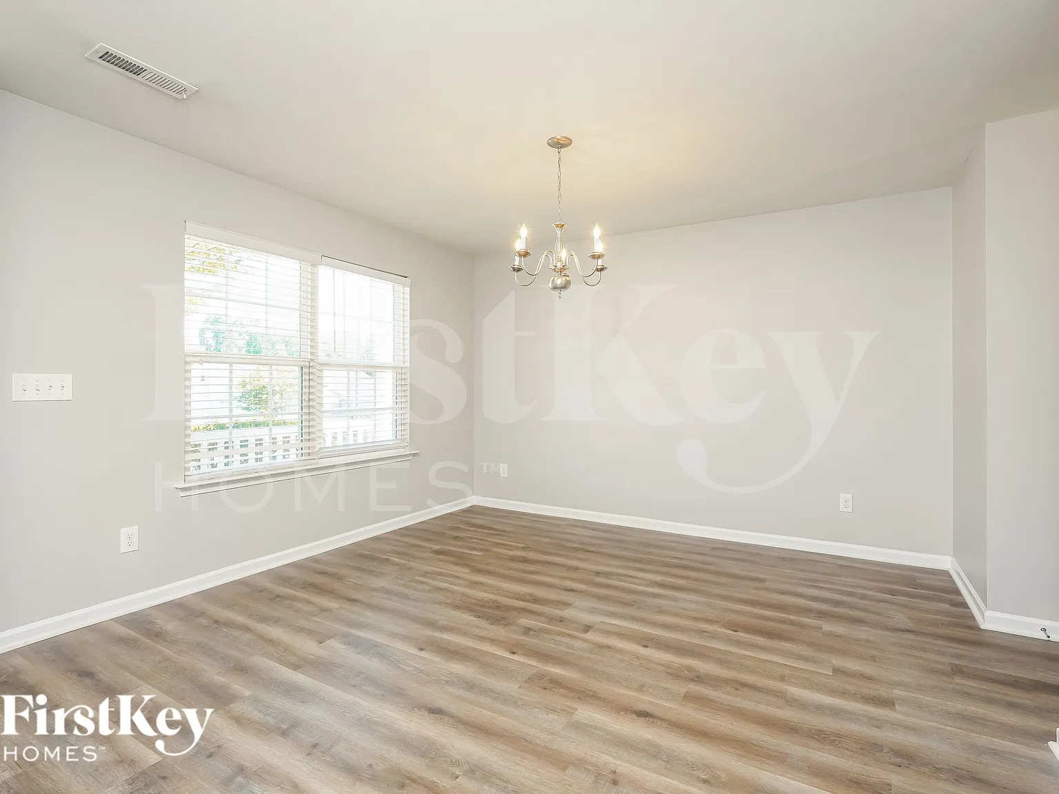 3 bed, 2.0 bath, 2220 sqft, $1,820 — Photo 4