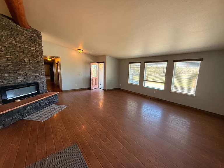 2550 NW Coyner Ave — Photo 4