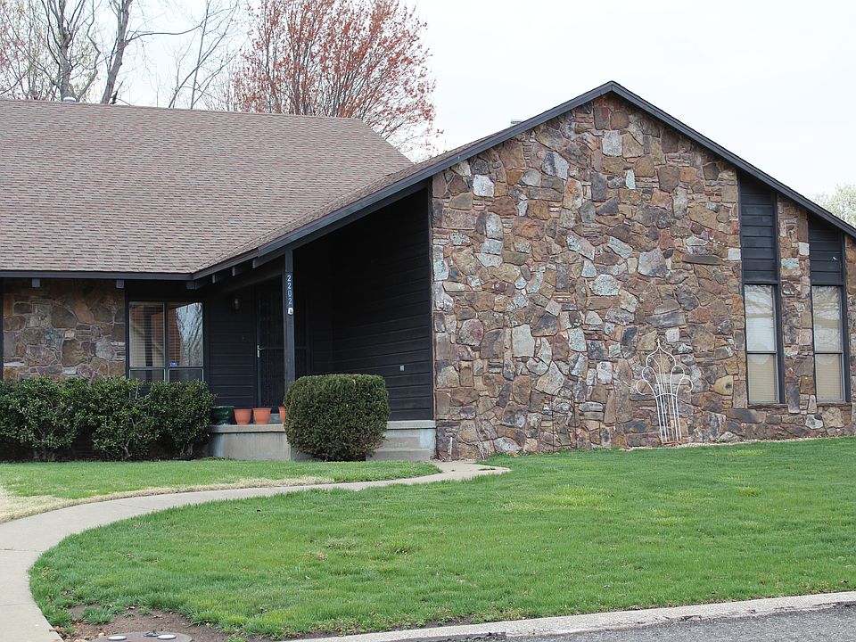 2202 Twin Hills DR