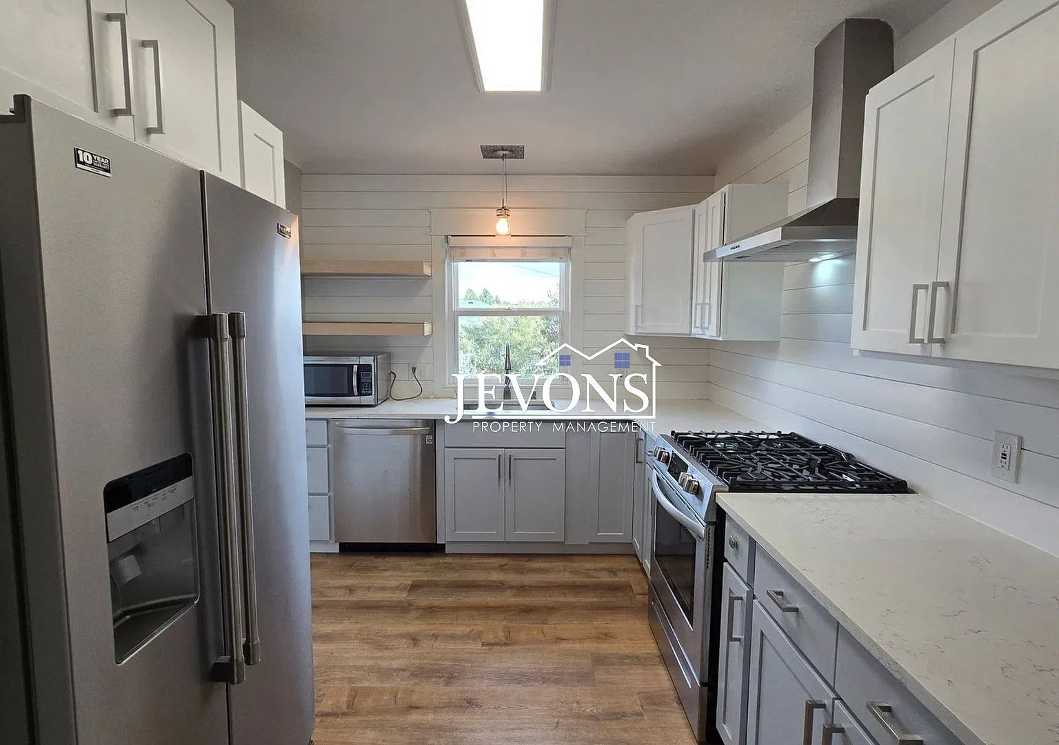 Spacious 3BD/3BA Yakima Home 3-Car Garage & W/D Hookups — Photo 2