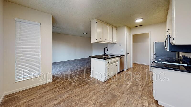 1st image of 915 Lakeside Dr APT 8