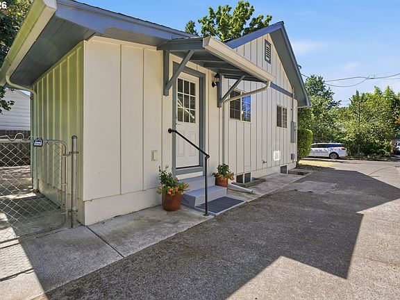 4th image of 4320 SE 49th Ave