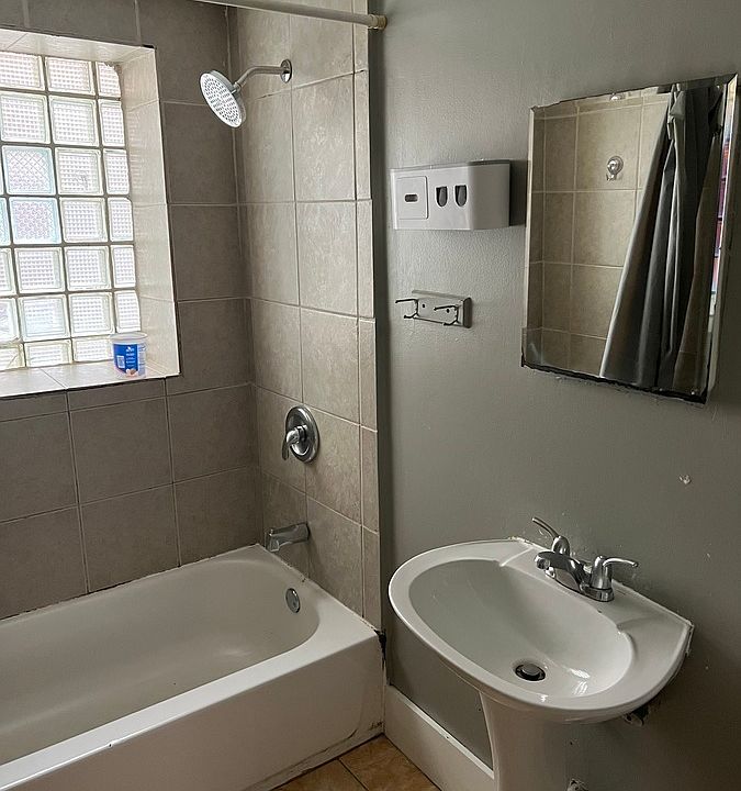 1st image of 2416 N Avers Ave #G