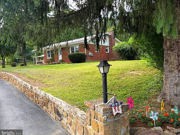 3rd image of 7 Circle Dr