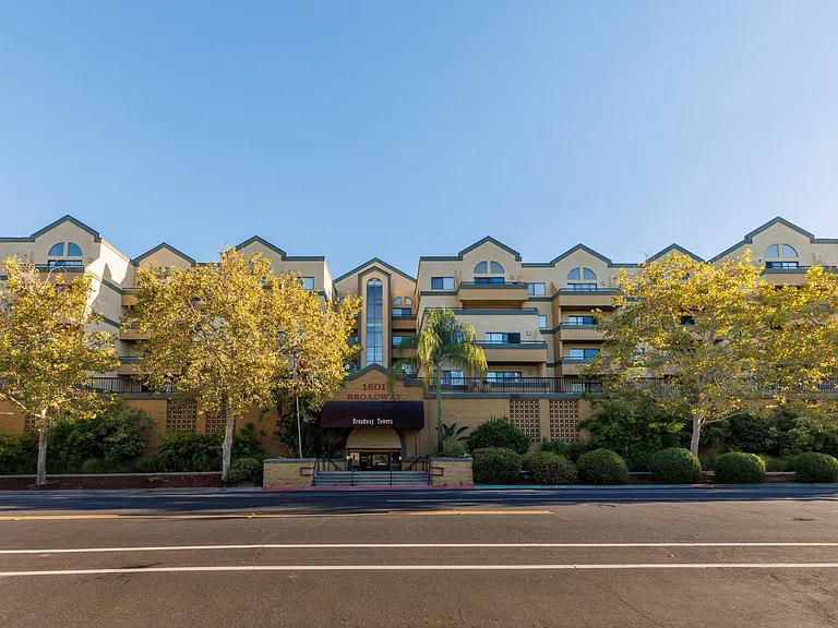 Broadway Towers Apartments — Photo 11