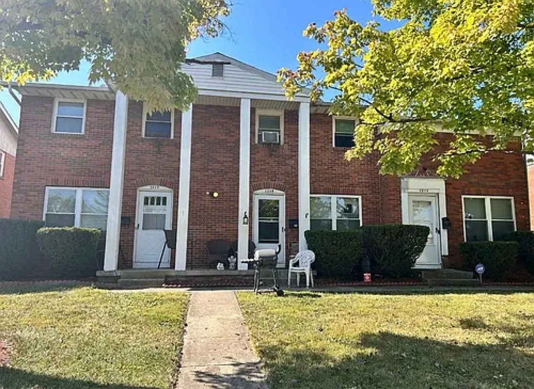 3 bed, 1.0 bath, 1057 sqft, $1,275 — Photo 2