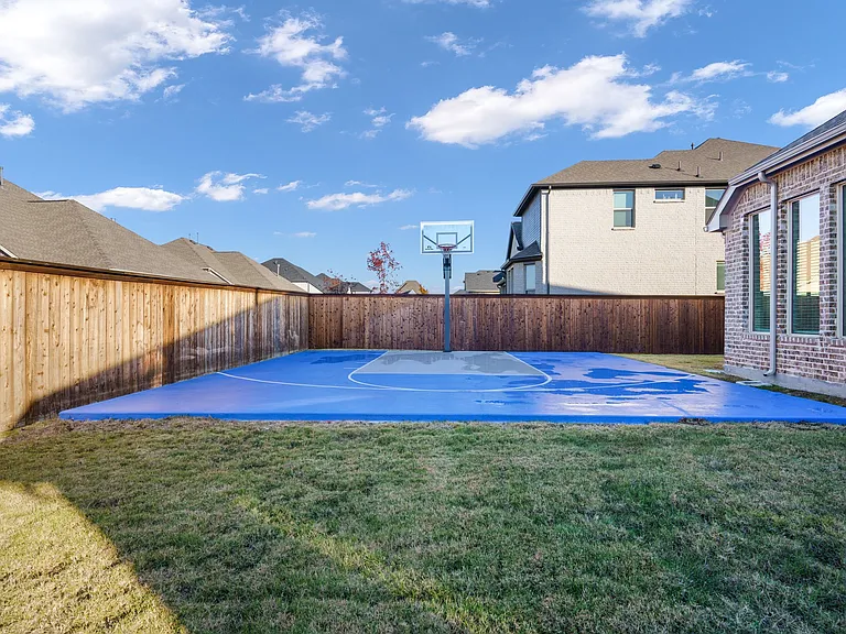 7470 Sanctuary Dr — Photo 29