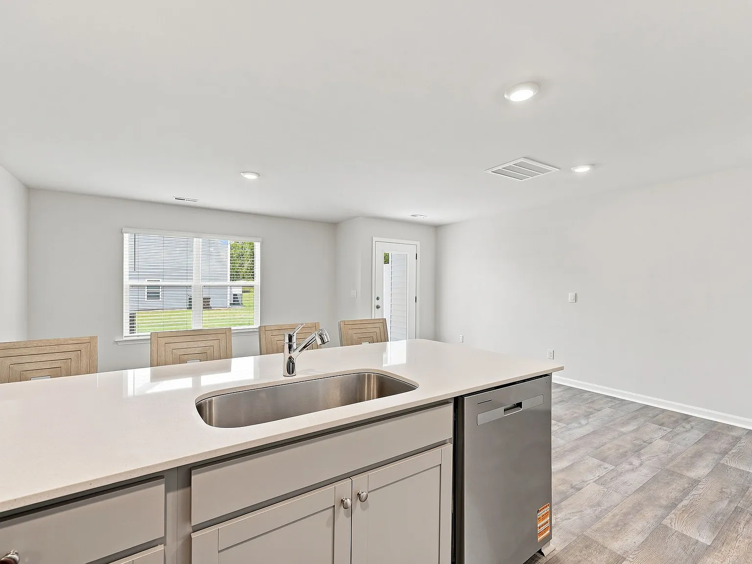 3 bed, 2.5 bath, 1418 sqft, $1,800 — Photo 2