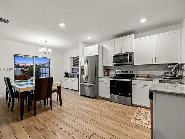 525 NE 6th Pl — Photo 10