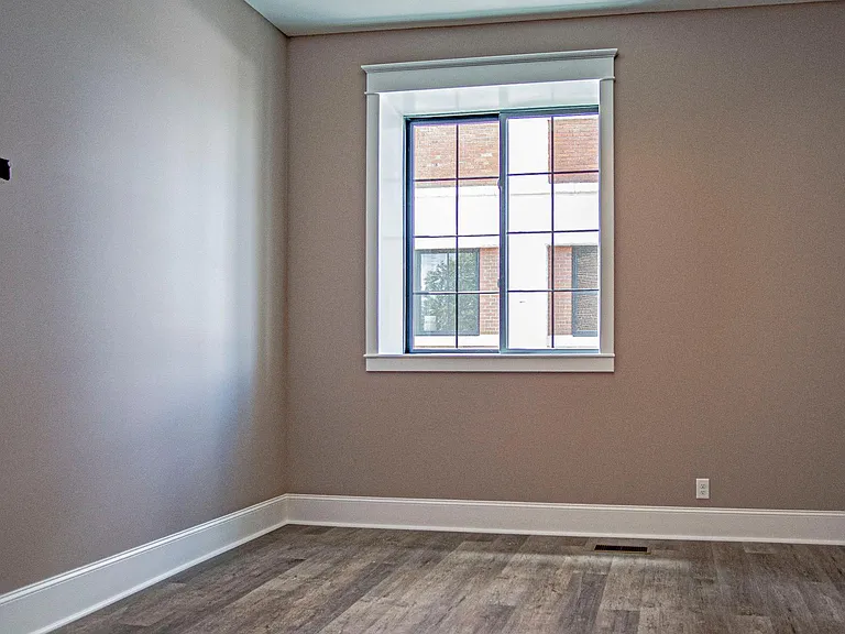 151 E Eagle St — Photo 40
