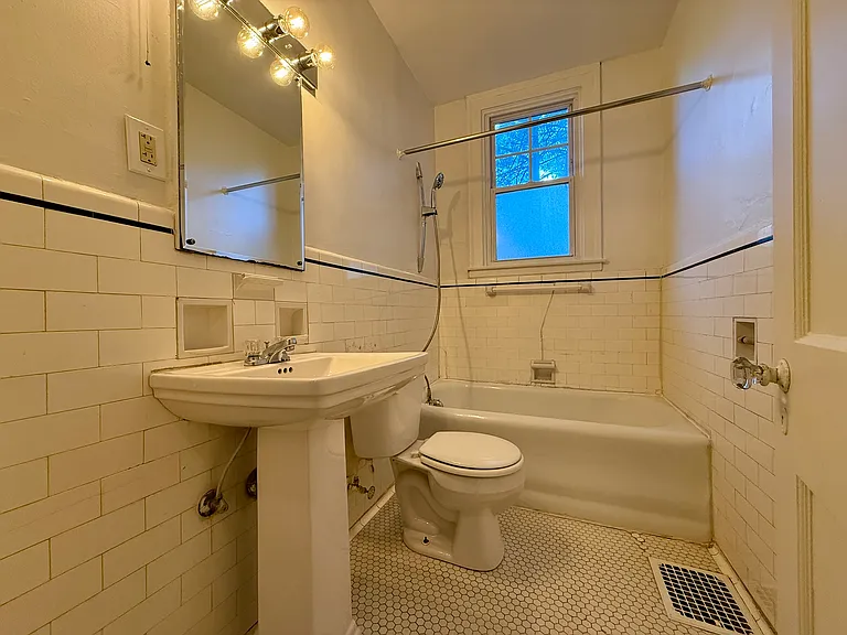 1825 Roanoke Ave #4 — Photo 16