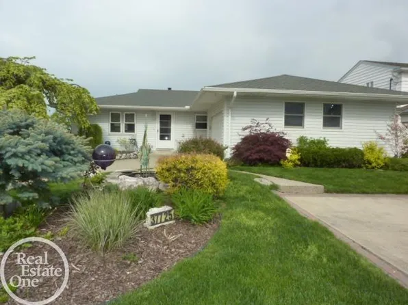 37725 Maplehill St, Harrison Township, MI 48045