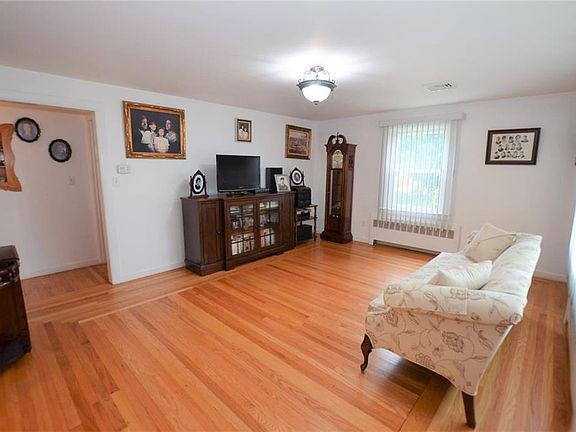 5th image of 15 Rosanna Ave E