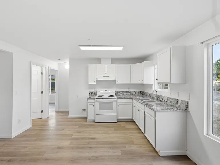 728 S A St #102 — Photo 9