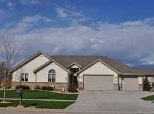 1509 S Silverbrook Dr, West Bend, WI 53095