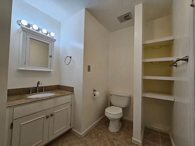 1019 Llewellyn Mews — Photo 20