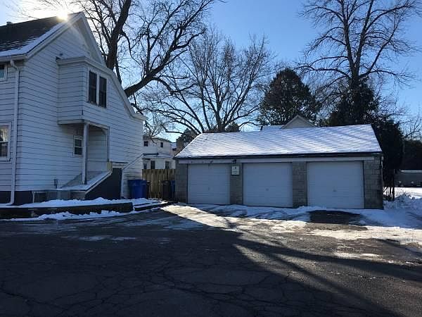 Detached Garage!