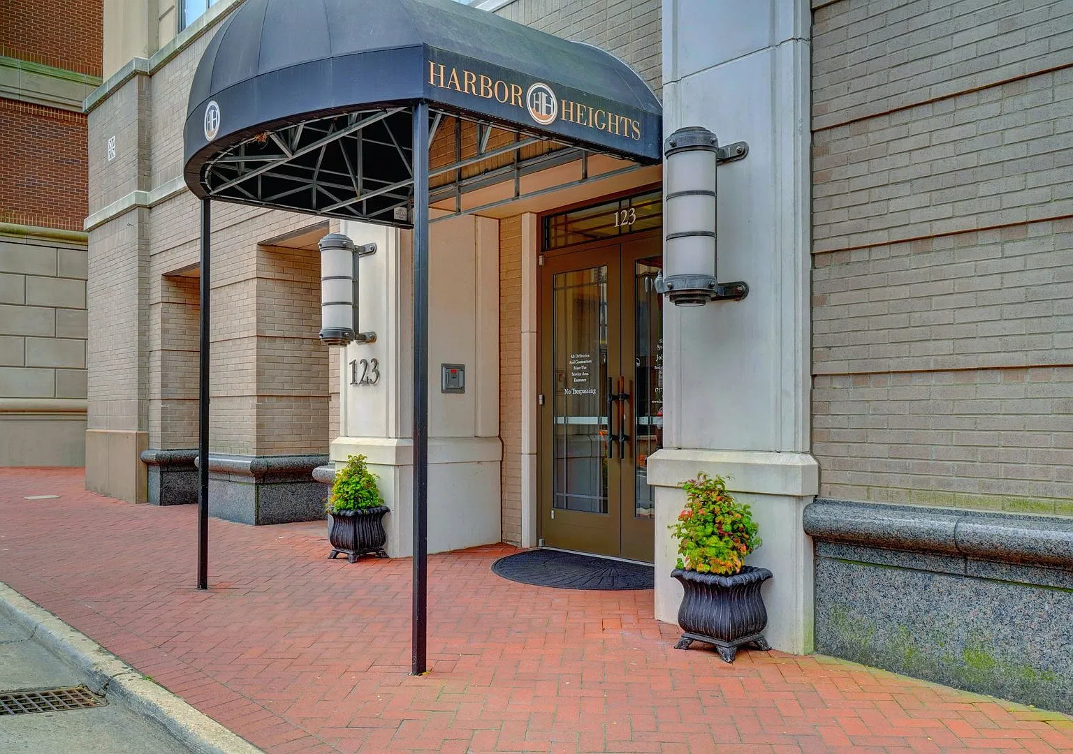 Super-Cool Lower Penthouse Condo Available 12-07-26!! Secured Entry, Garage Parking, Pet-Friendly! — Photo 3