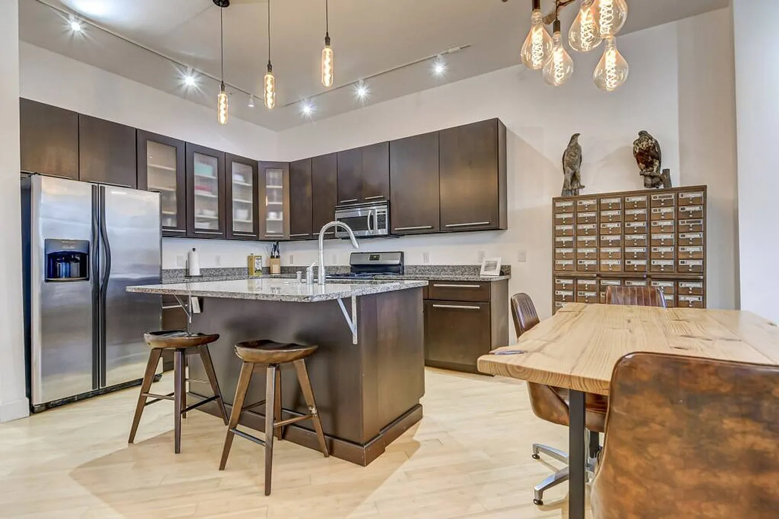 2 bed, 2.0 bath, 990 sqft, $3,797 — Photo 3