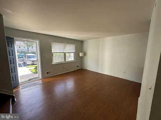 3 bed, 1.5 bath, 1560 sqft, $2,550 — Photo 2