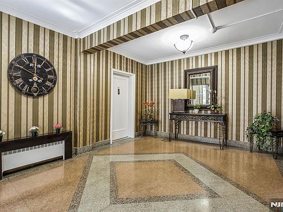 4th image of 2350 Linwood Ave APT 4E
