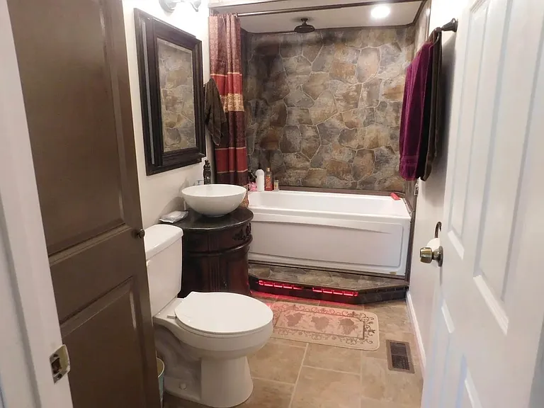 642 Jackson Ave — Photo 9