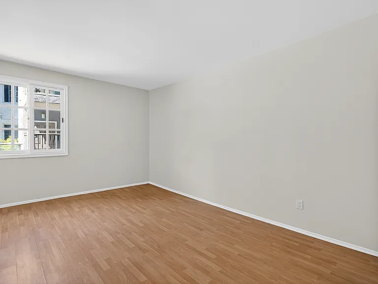 Woodman Ave Apartments — Photo 56