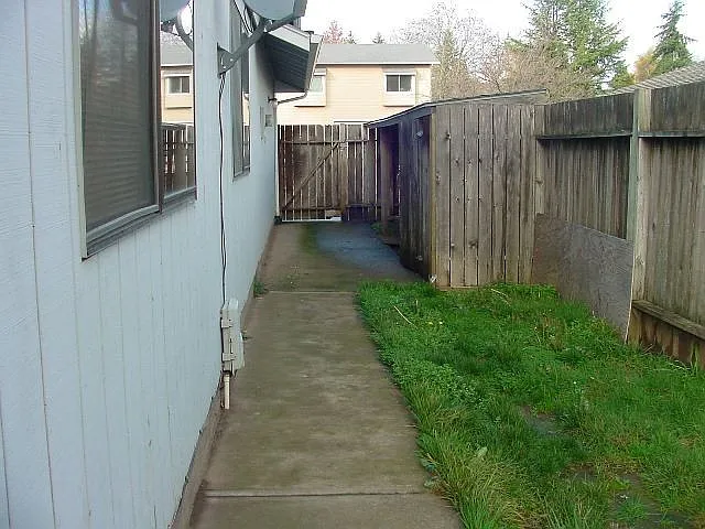 2142 Maplewood Dr S — Photo 18