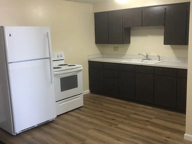 Pinewood Apartments — Photo 19