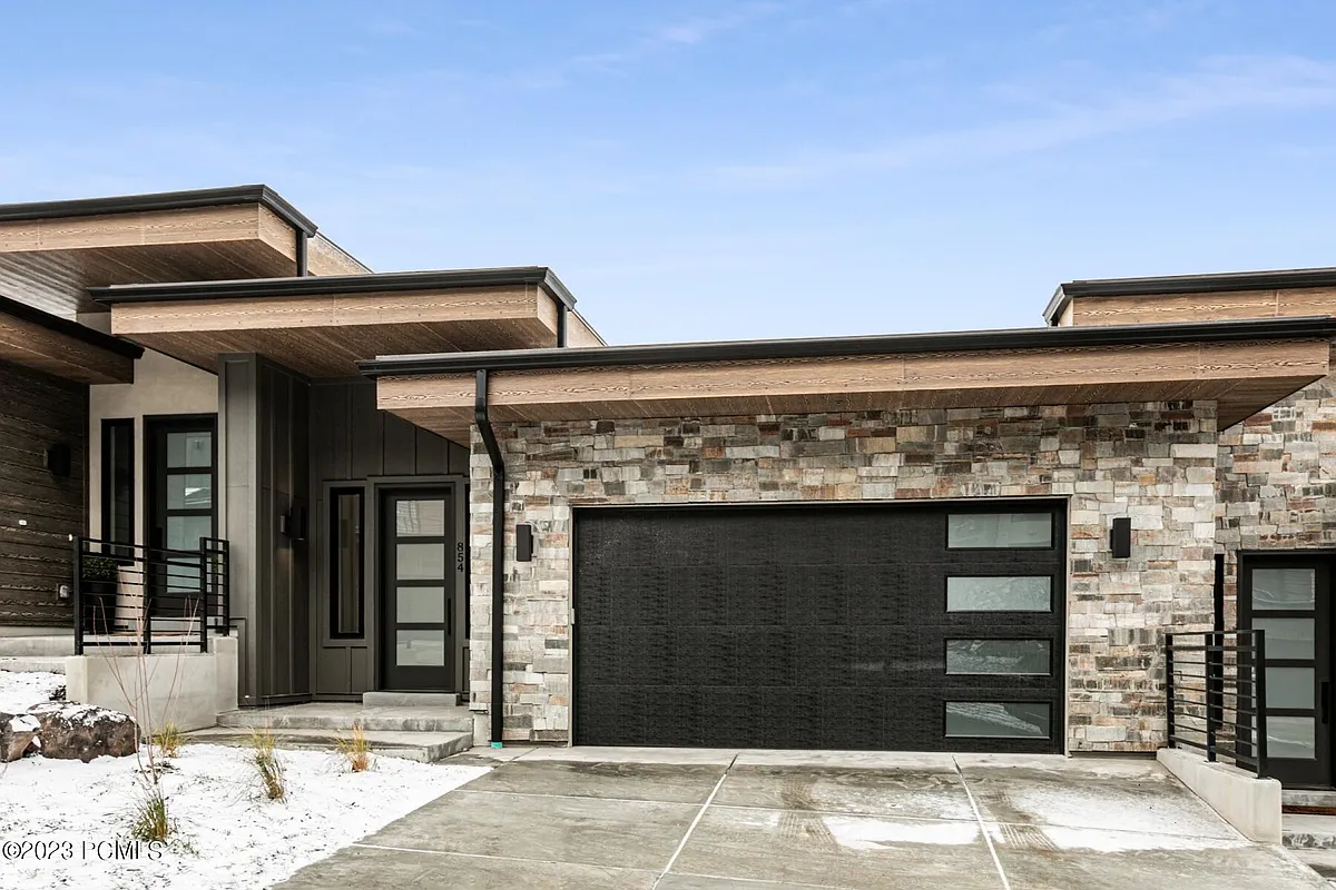 Building Photo - 854 E Klaim Dr