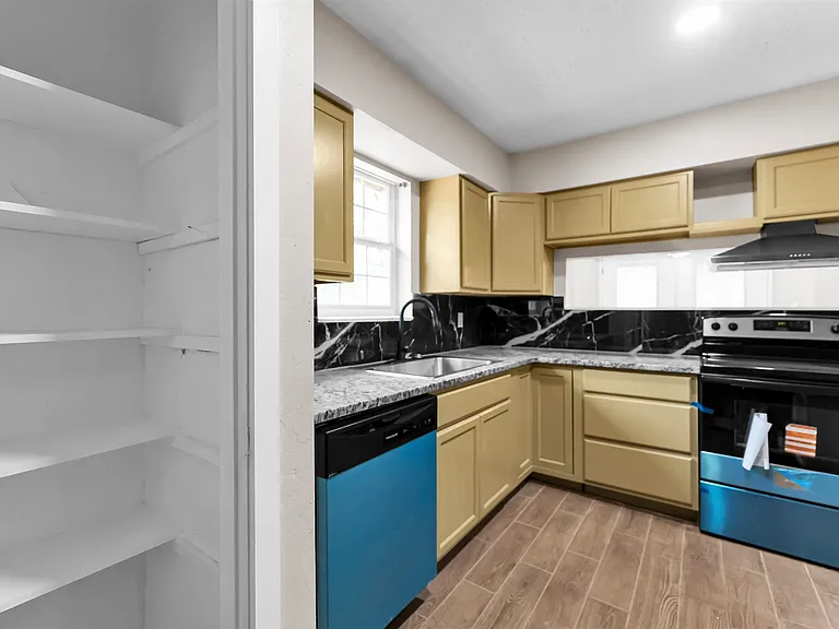 6211 Coachgate Dr — Photo 31