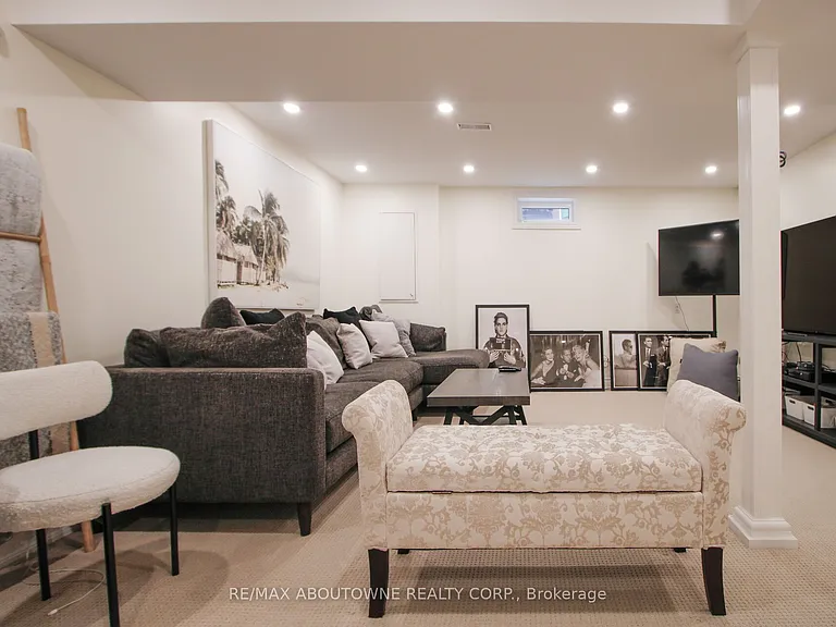 3301 Nadine Cres — Photo 33