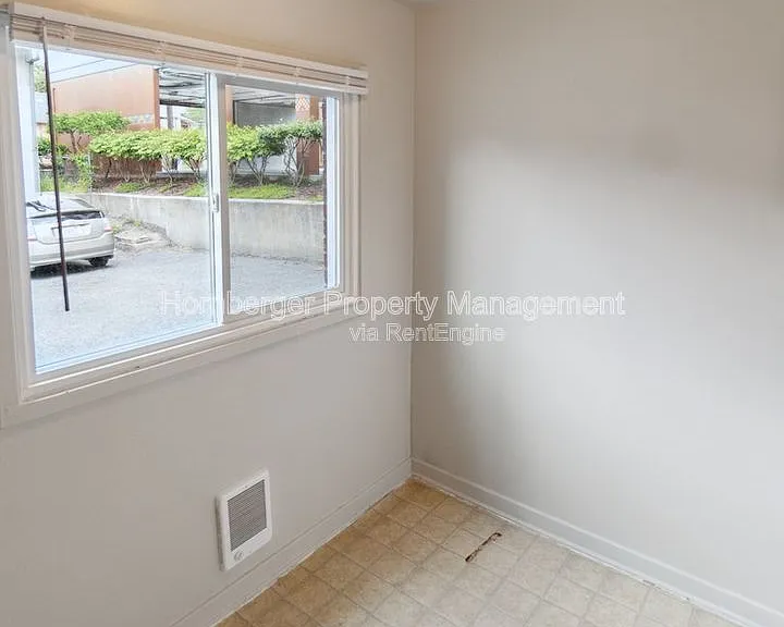 724 W Maxwell Ave — Photo 4